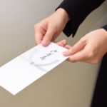 キリスト教の葬儀における香典とは?呼び方の違いや相場をご紹介!